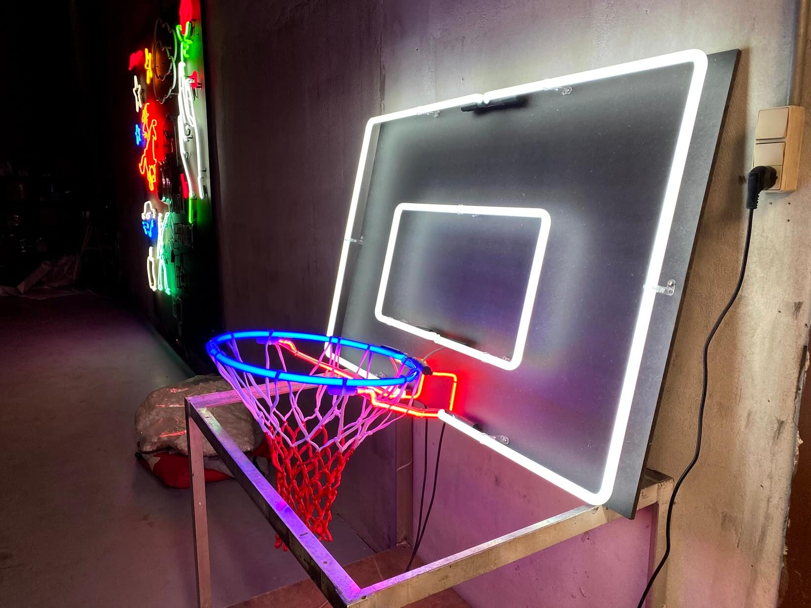 neon basketkurv